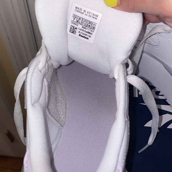 Reebok - Picture 3 of 5